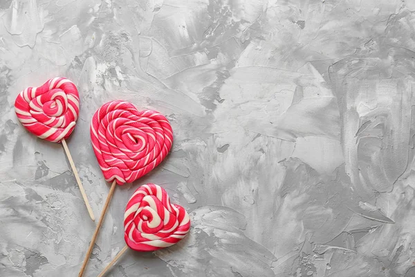 Heerlijke lollies op grijs — Stockfoto