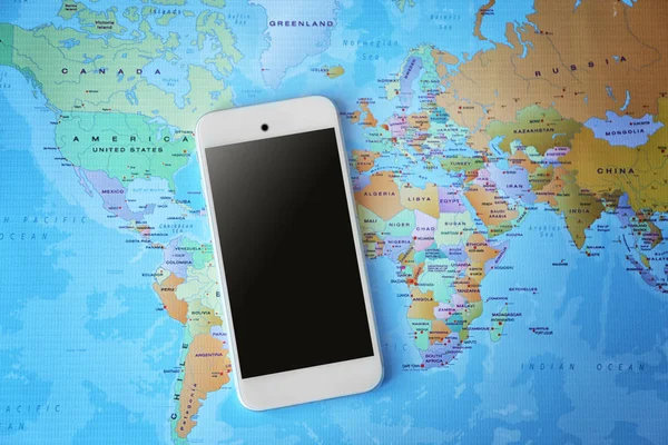 Smartphone op wereldkaart — Stockfoto