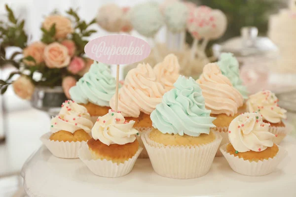 Stand com cupcakes saborosos — Fotografia de Stock