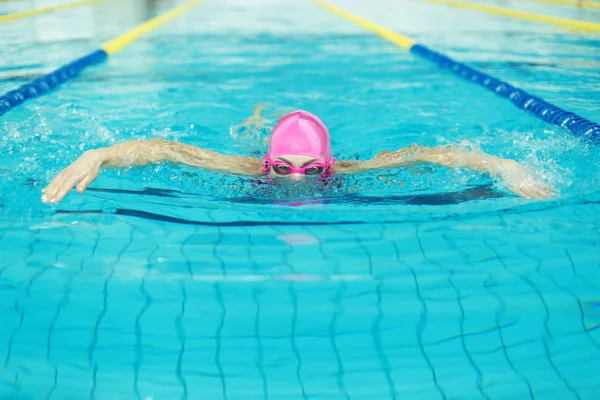 Giovane donna nuotare in piscina — Foto Stock