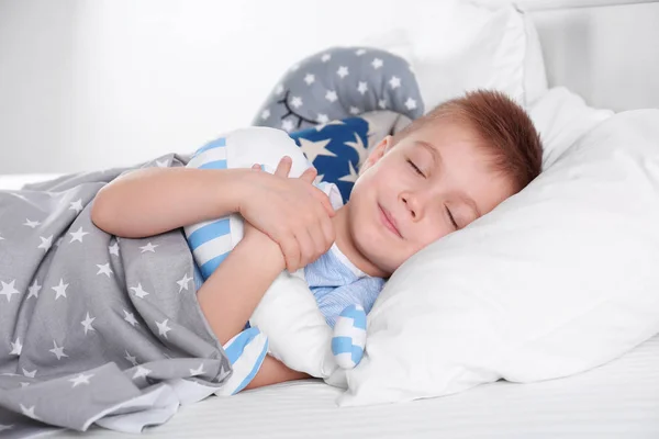 Kleine jongen met speelgoed walvis — Stockfoto