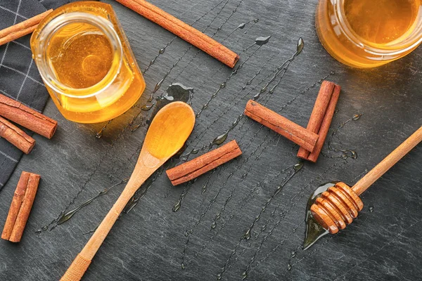 Cannella e miele in barattoli — Foto Stock