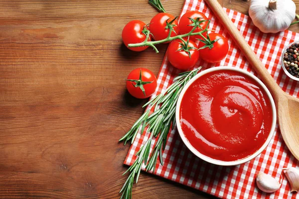 Вкусный кетчуп в миске с ингредиентами — стоковое фото