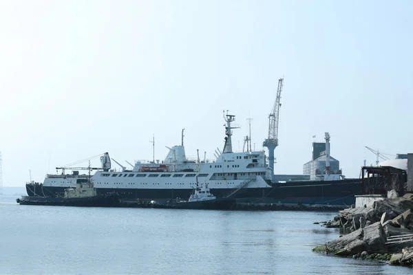 Ship in sea port — Stock Photo, Image