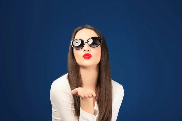 Bella giovane donna con occhiali da sole — Foto Stock