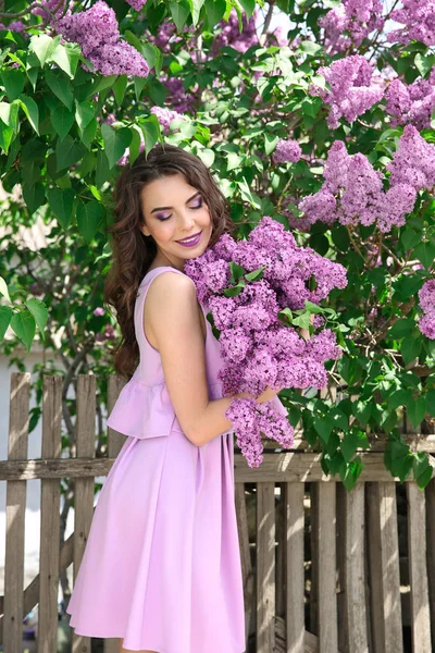 ライラックの花束を持つ女性 — ストック写真