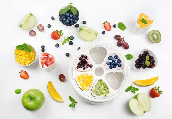 Výrobce automatických jogurt s ovocem — Stock fotografie