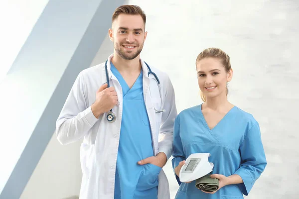 Läkare och medicinsk assistent — Stockfoto