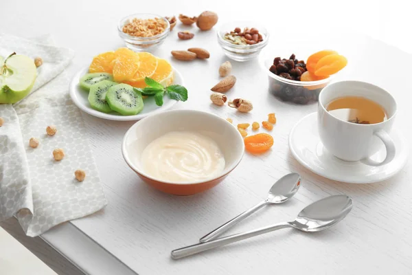 Composición con sabroso yogur — Foto de Stock
