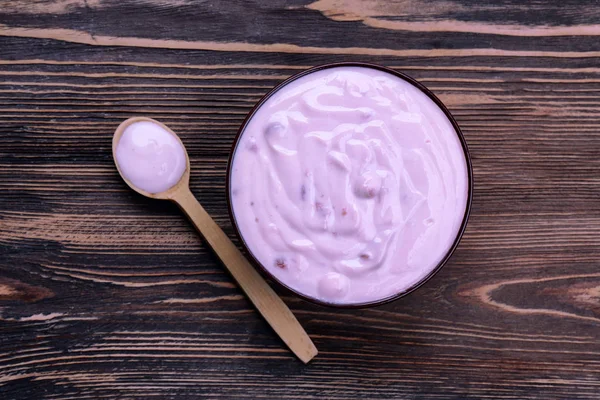 Mangkuk dengan yogurt susu — Stok Foto