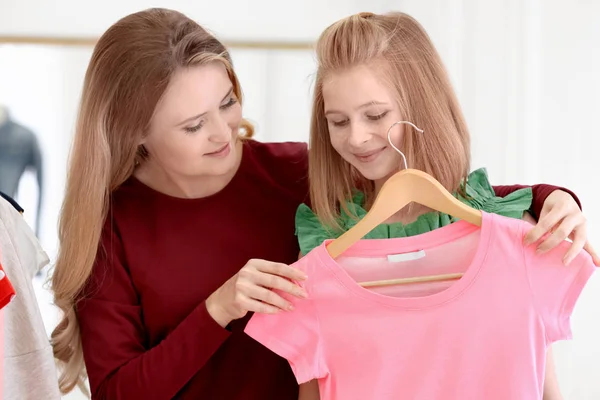 Мать и дочь выбирают одежду — стоковое фото