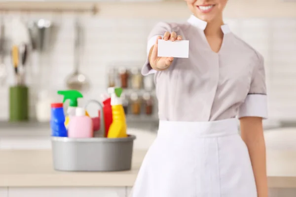 Camarera joven con tarjeta de visita en la cocina —  Fotos de Stock