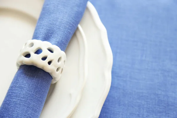 Placa con servilleta azul — Foto de Stock