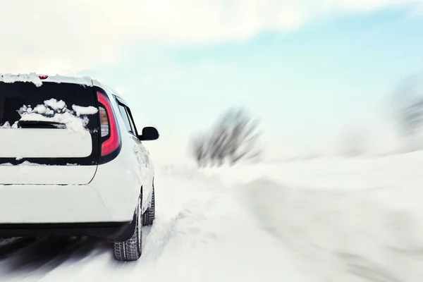 Auto op winterweg — Stockfoto