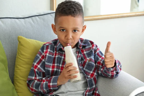 Afro-amerikai fiú iszik joghurt — Stock Fotó