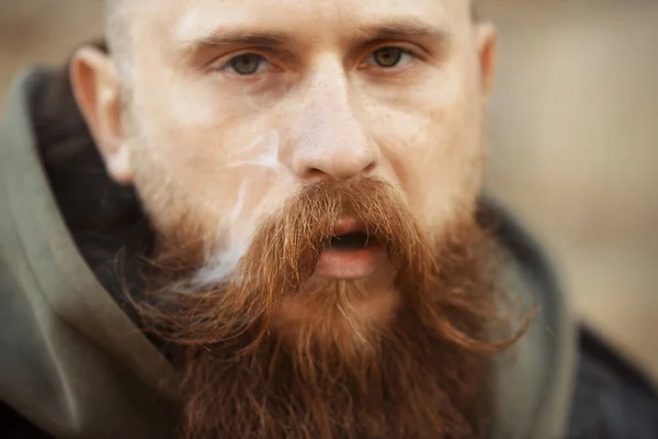 Бородатий чоловік палить бур'ян — стокове фото