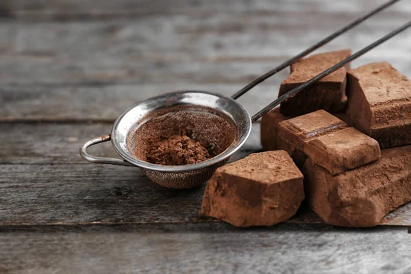 Brokken van chocolade en cacao poeder — Stockfoto