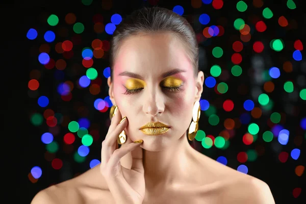 Mulher bonita com maquiagem de férias contra luzes desfocadas — Fotografia de Stock