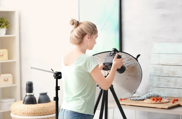 Vrouw fotograferen voedsel — Stockfoto