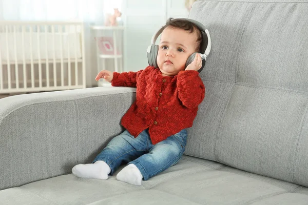 Bebé bonito com fones de ouvido — Fotografia de Stock