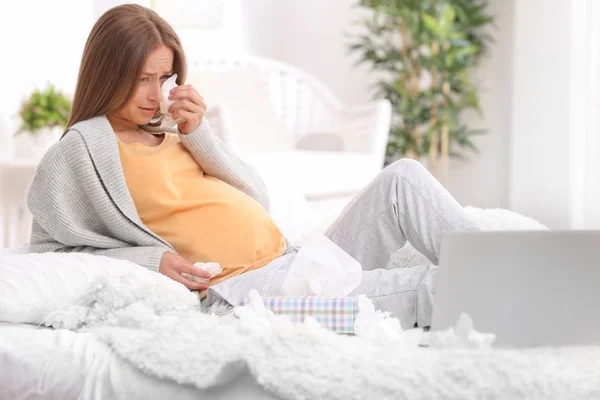 心烦意乱的怀孕女人 — 图库照片