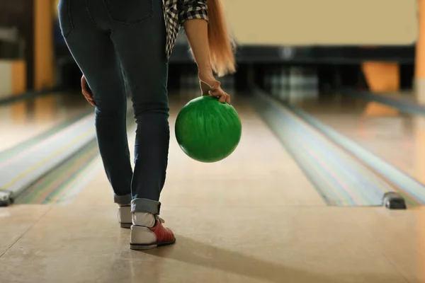 Frau wirft Ball in Kegelclub — Stockfoto