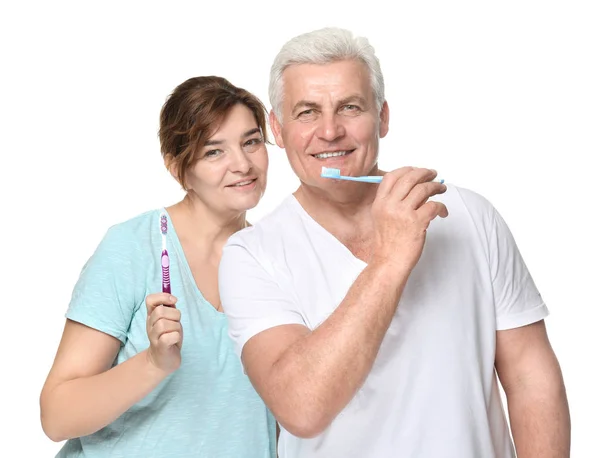 Pareja mayor con cepillos de dientes — Foto de Stock