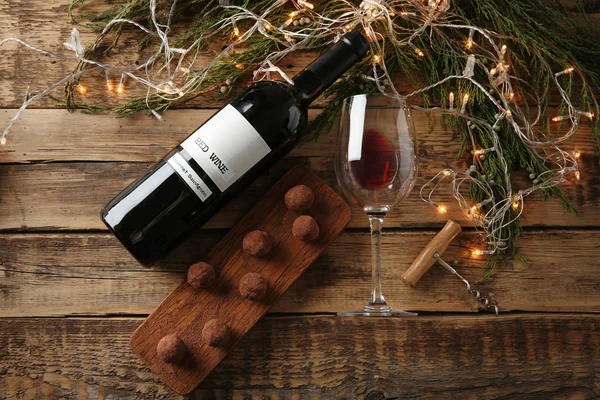 Rött vin, choklad dessert och juldekorationer — Stockfoto