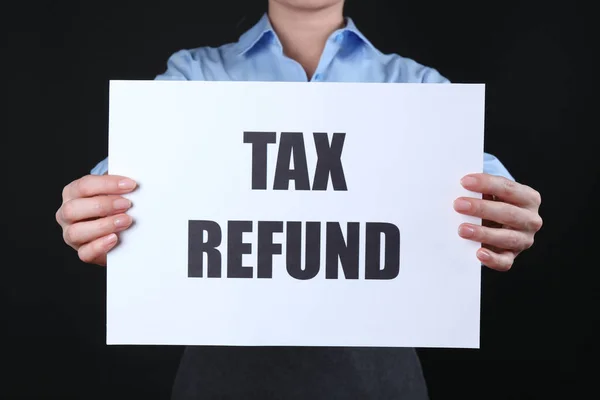 Vrouw met tekst Tax Refund — Stockfoto