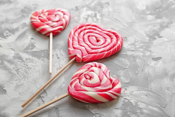 Heerlijke lollies op grijs — Stockfoto