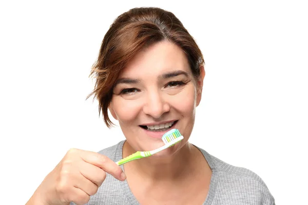 Starší žena čištění zubů — Stock fotografie