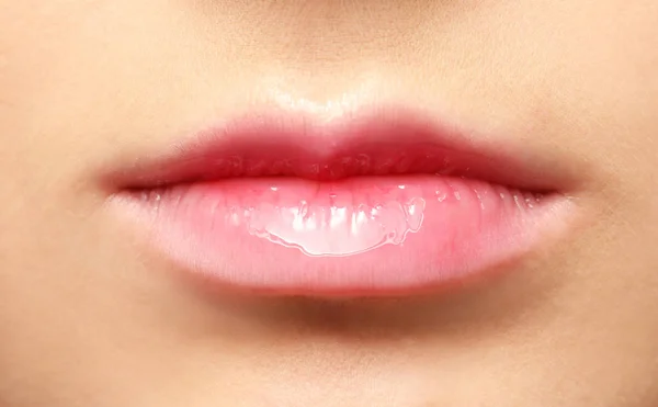 Lippen der jungen Frau — Stockfoto