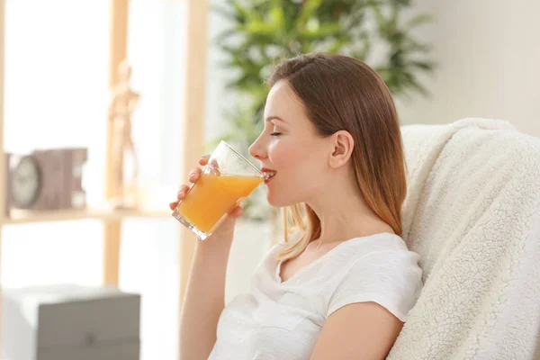 Hermosa mujer bebiendo jugo fresco —  Fotos de Stock