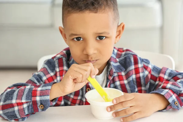 African American boy äta yoghurt — Stockfoto