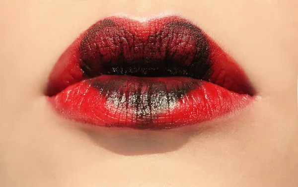 Vrouwelijke lippen met creatieve make-up — Stockfoto