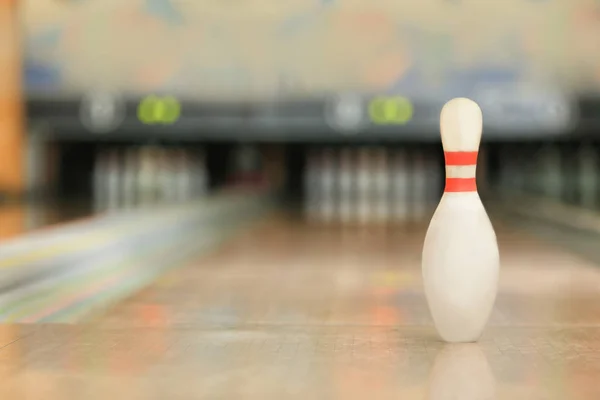 Broche sur le sol dans le club de bowling — Photo