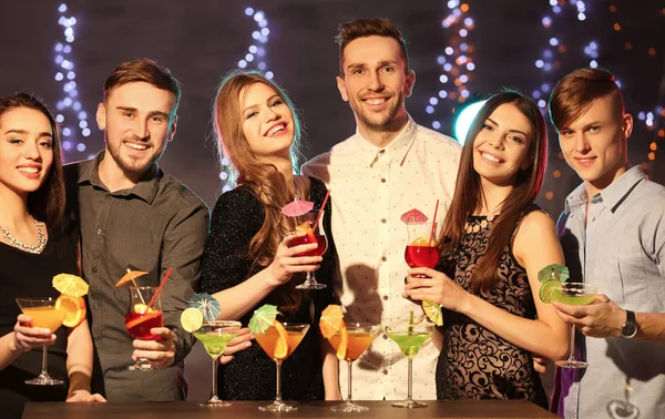 Vänner Med Välsmakande Cocktails Fest Nattklubben — Stockfoto