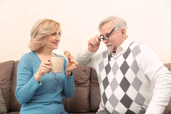 Bonito casal de idosos — Fotografia de Stock