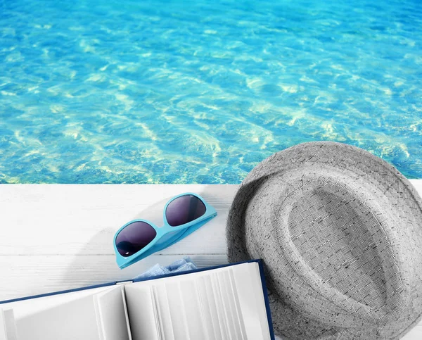 Leer durante las vacaciones de verano — Foto de Stock