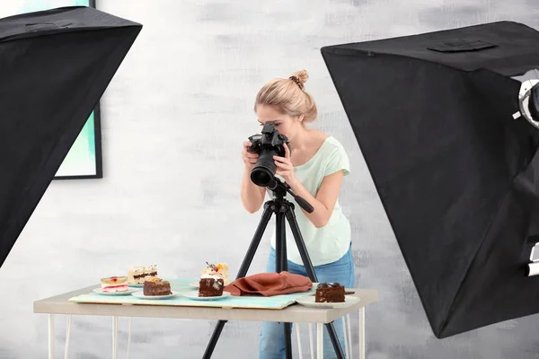 女性は食べ物の写真撮影 — ストック写真