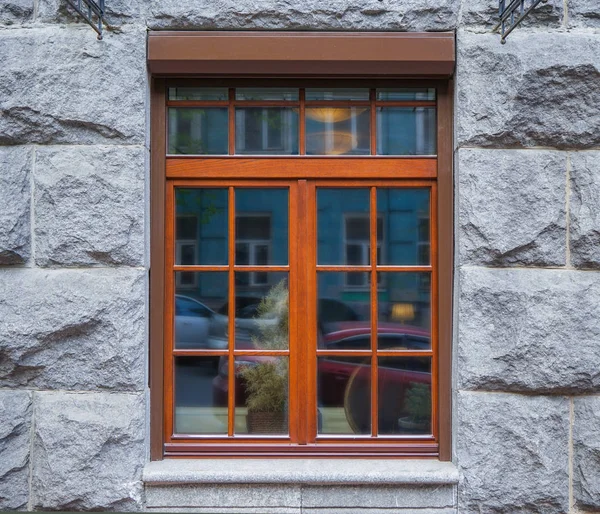 Edificio con ventana de madera moderna — Foto de Stock