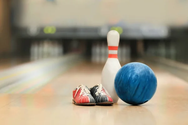 Balle, épingle et chaussures sur le sol au bowling club — Photo