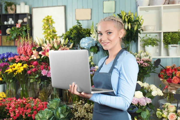 Schöne Floristin — Stockfoto