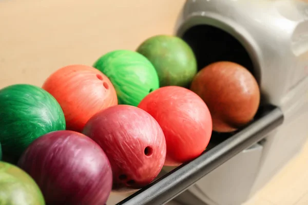 Bolas de colores en rack — Foto de Stock