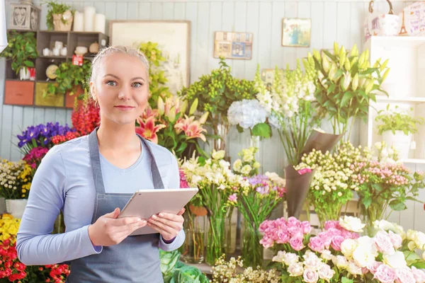 Schöne Floristin — Stockfoto