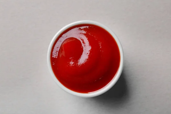 Pyszny ketchup w misce — Zdjęcie stockowe