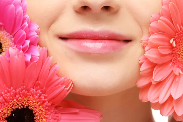 Mujer joven y flores — Foto de Stock