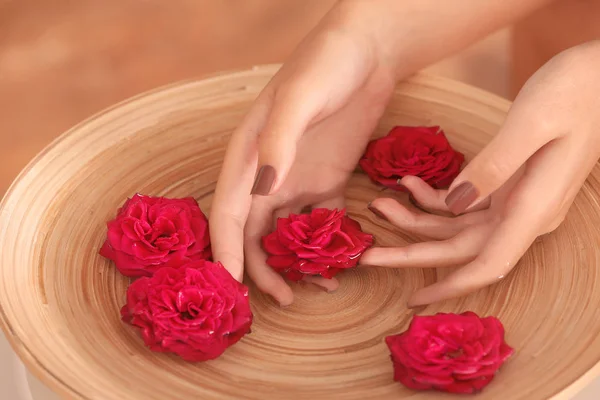 Female hands in spa wooden bowl — Stock Photo, Image