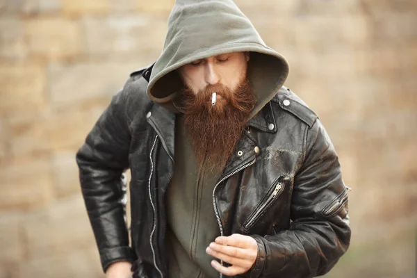 Dohányzás füvet, szakállas férfi — Stock Fotó