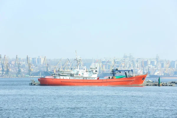 Schiff im Seehafen — Stockfoto